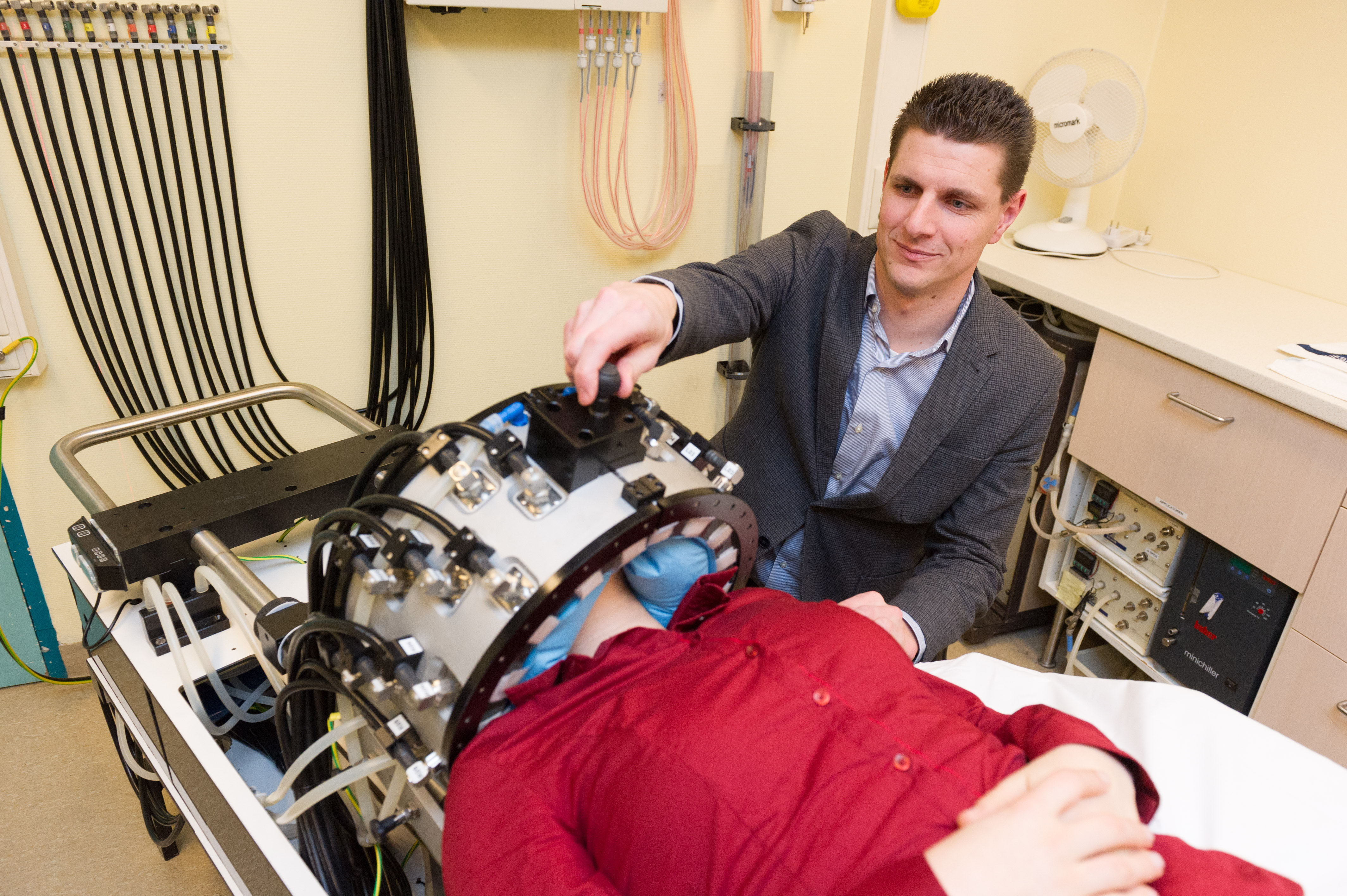 Maarten Paulides with the HYPERcollar3D hyperthermia applicator